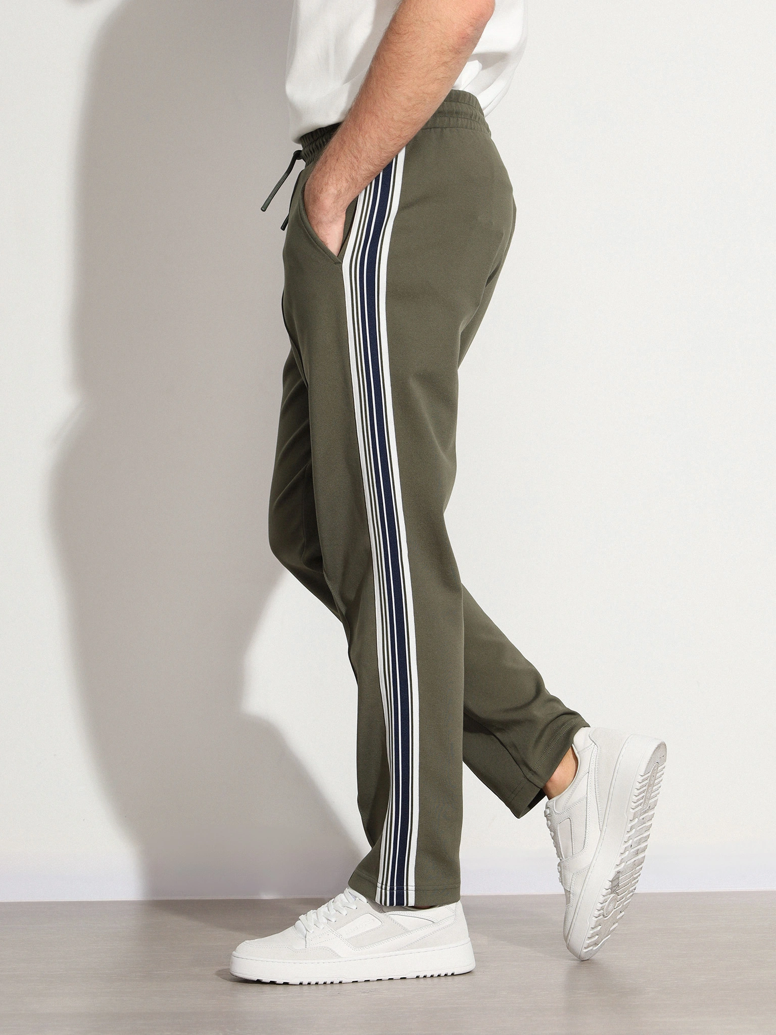 Брюки трикотажные зеленого цвета с лампасами из смесового хлопка